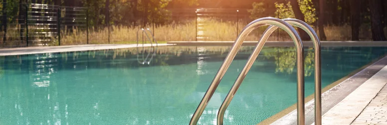 Deschiderea piscinei în primăvară: Cum să vă deschideți piscina exterioară după iarnă