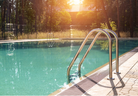 Deschiderea piscinei în primăvară: Cum să vă deschideți piscina exterioară după iarnă