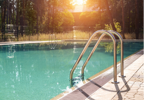 Deschiderea piscinei în primăvară: Cum să vă deschideți piscina exterioară după iarnă