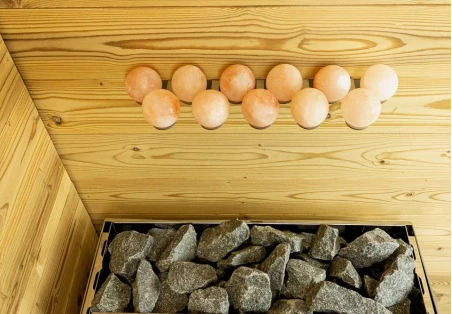 Beneficiile sării de Himalaya în saună și cum să o folosești acolo