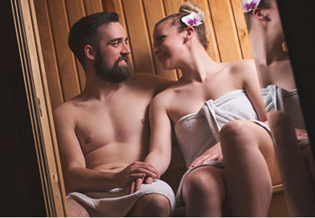 Ziua Îndrăgostiților la saună: Cum să creezi o atmosferă romantică, confortabilă și stimulatoare senzorial