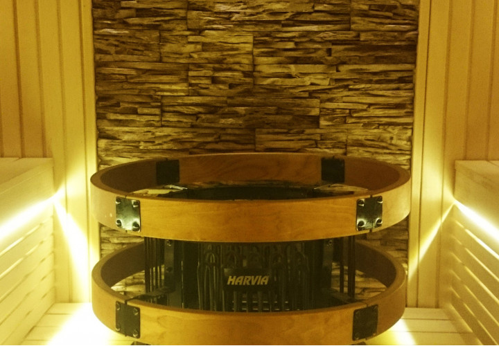 Saună cu fațadă din sticlă și perete din piatră