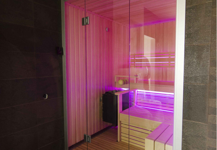 Saună cu iluminare LED colorată și sistem audio