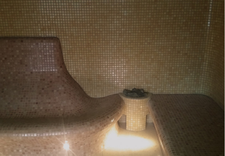 Cameră de aburi cu scaune și bănci de relaxare