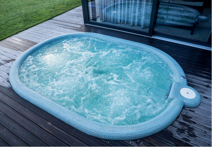 Piscină cu hidromasaj în aer liber