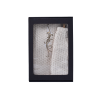 Set cadou într-o cutie cadou pentru EA. Căciulă și șorț de saună pentru femei - IN, brodat