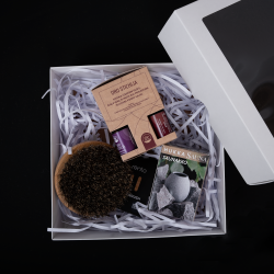 Set cadou într-o cutie cadou CĂLDURĂ PARFUMATĂ. O pensulă, o cupă pentru parfumuri și uleiuri esențiale  Set cadou într-o cutie cadou CĂLDURĂ PARFUMATĂ. O pensulă, o cupă pentru parfumuri și uleiuri esențiale
