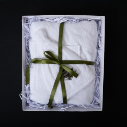 Set cadou pentru Ea - ALB, 75x140 cm, in cutie cadou. Sort si palarie pentru sauna 