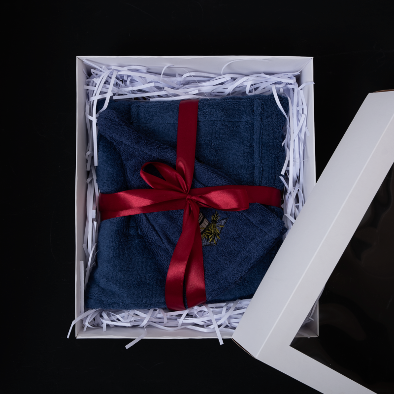 Set cadou pentru El - ALBASTRU, 55x150 cm, in cutie cadou. Sort si palarie pentru sauna