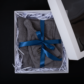 Set cadou pentru El - GREY, 55x150 cm, in cutie cadou. Sort si palarie pentru sauna  Set cadou pentru El - GREY, 55x150 cm, in cutie cadou. Sort si palarie pentru sauna