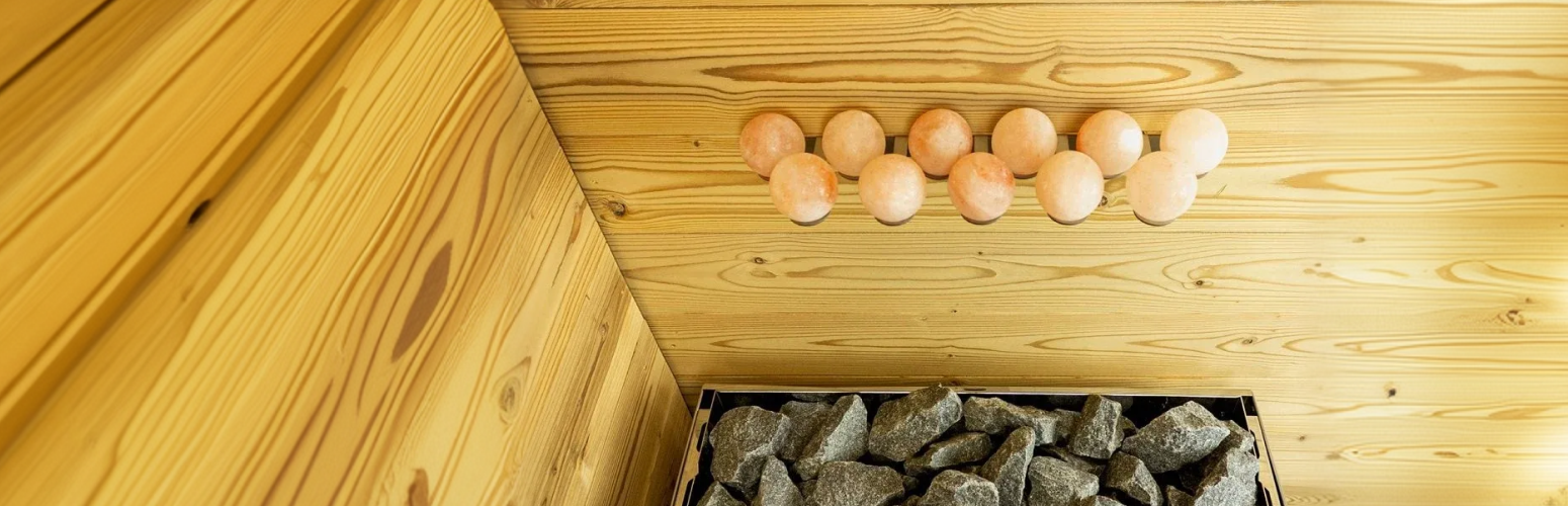 Beneficiile sării de Himalaya în saună și cum să o folosești acolo