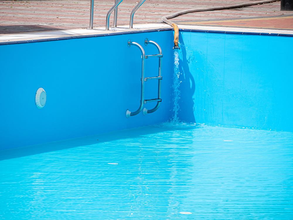 apă umplut într-o piscină în aer liber