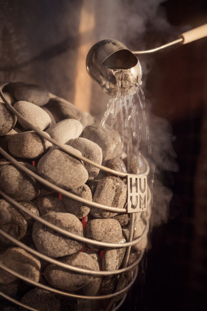 Cum se toarnă corect apa pe pietrele încălzitorului electric de saună